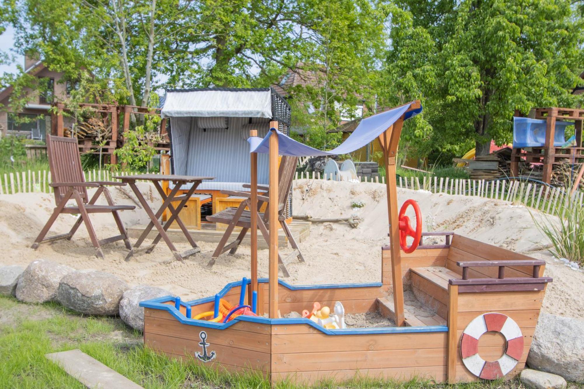 Hostel Oder Ferienwohnung 1-16 Personen Im Blauen Haus Fehmarn Luaran gambar